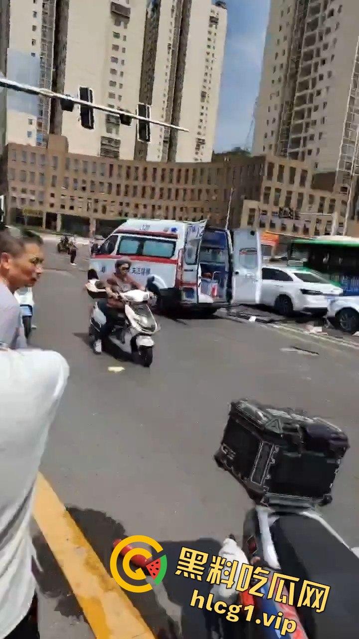 达州车祸五连撞酿惨剧,坦克300被撞翻,电动车司机惨遭碾压-7