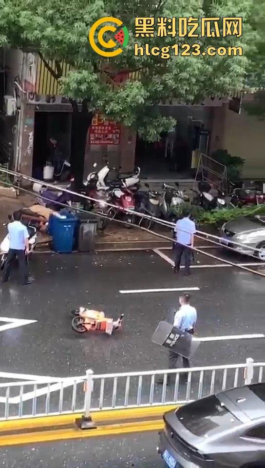 广东汕头男子拎着煤气罐 菜刀向警察行凶! 疑似精神不正常!-1