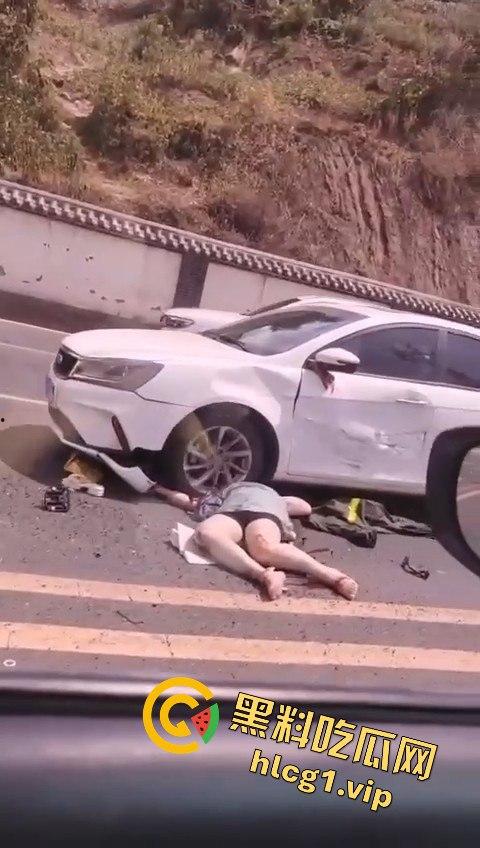 达州车祸五连撞酿惨剧,坦克300被撞翻,电动车司机惨遭碾压-8