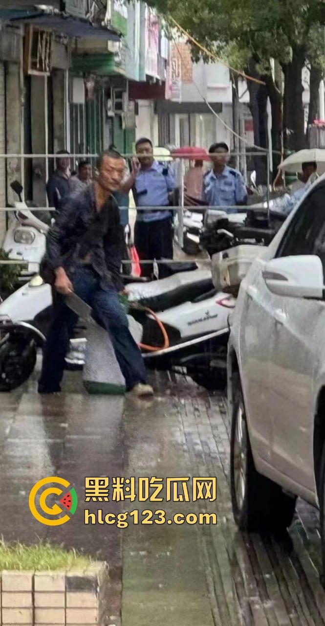 广东汕头男子拎着煤气罐 菜刀向警察行凶! 疑似精神不正常!-2