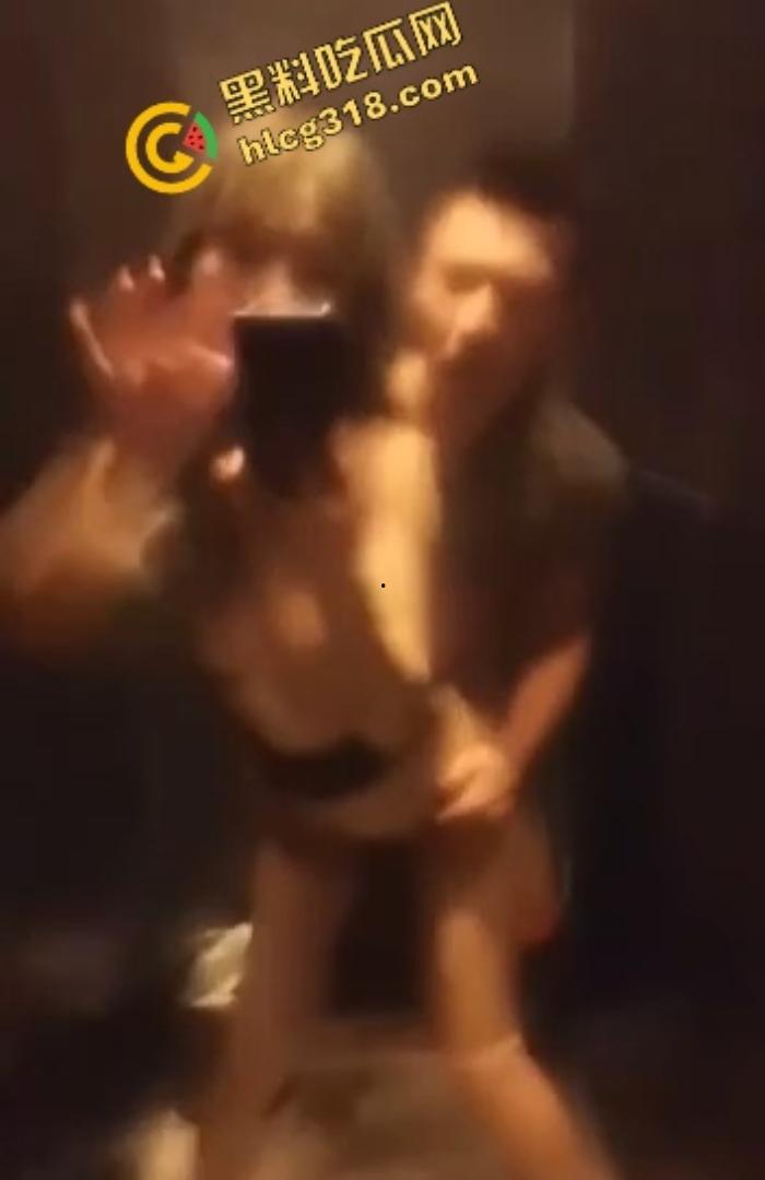 800块摸逼唱歌打炮一条龙，徐州KTV小姐笑嘻嘻进厕所夹着精出来，厕所快餐速战速决真划算！-6