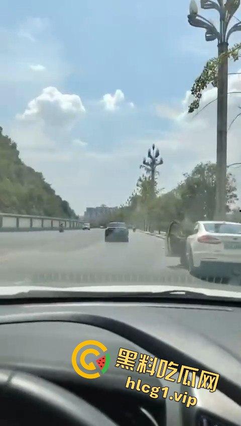 达州车祸五连撞酿惨剧,坦克300被撞翻,电动车司机惨遭碾压-11