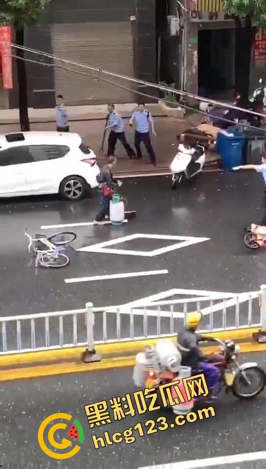广东汕头男子拎着煤气罐 菜刀向警察行凶! 疑似精神不正常!-3