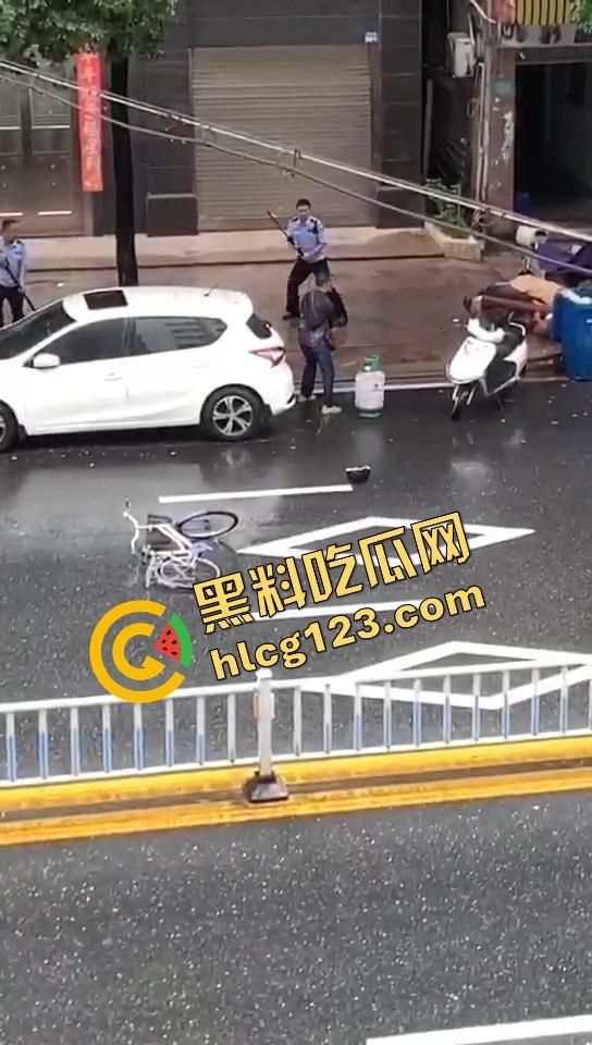 广东汕头男子拎着煤气罐 菜刀向警察行凶! 疑似精神不正常!-4