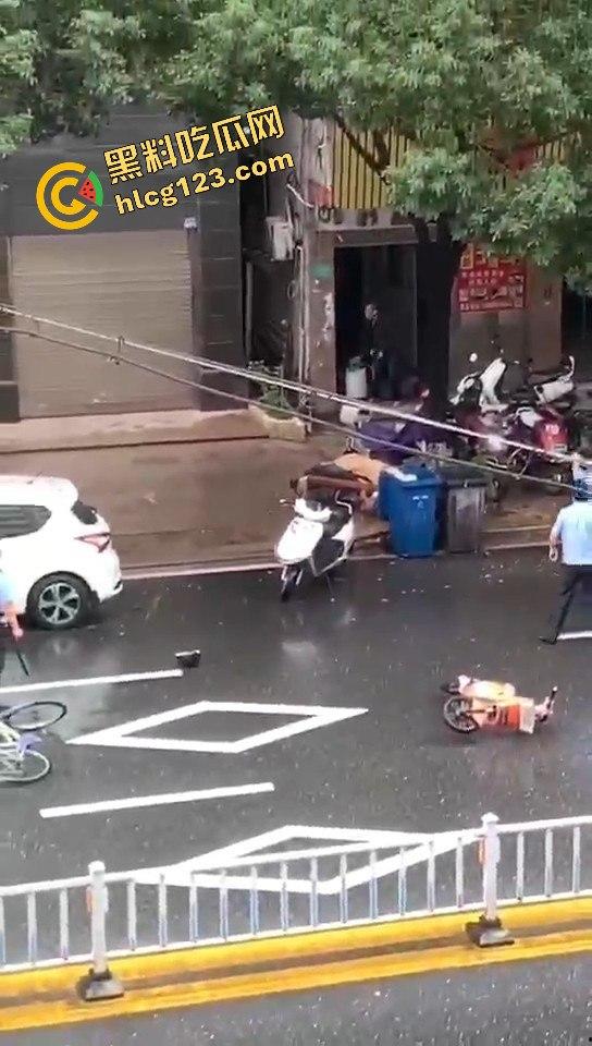 广东汕头男子拎着煤气罐 菜刀向警察行凶! 疑似精神不正常!-5