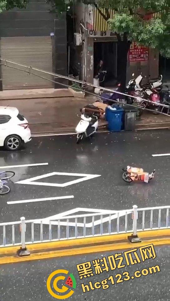 广东汕头男子拎着煤气罐 菜刀向警察行凶! 疑似精神不正常!-6