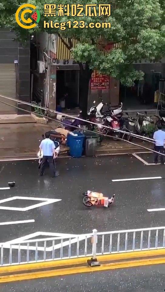 广东汕头男子拎着煤气罐 菜刀向警察行凶! 疑似精神不正常!-7