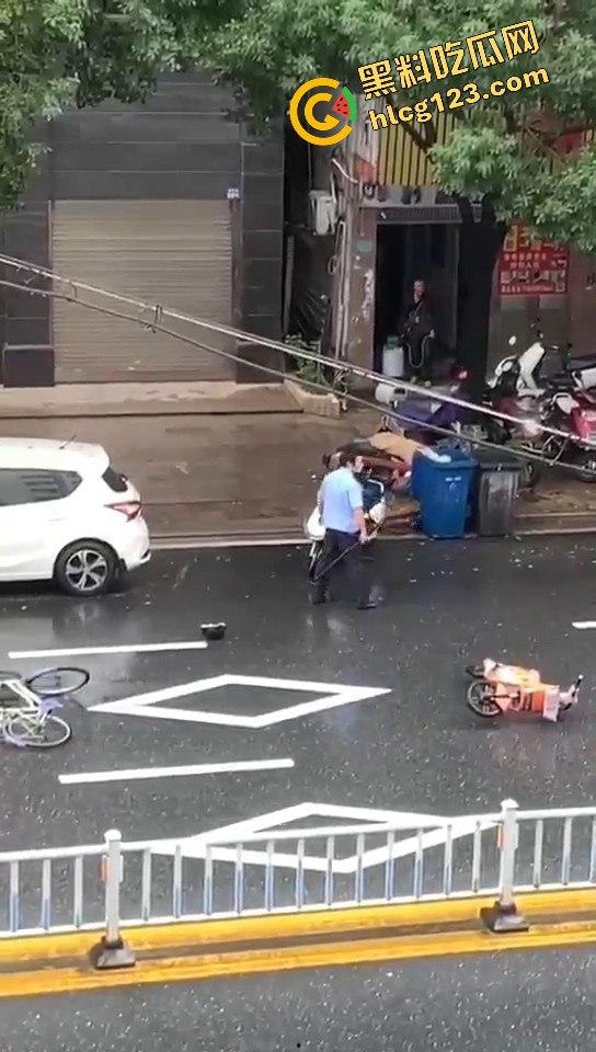 广东汕头男子拎着煤气罐 菜刀向警察行凶! 疑似精神不正常!-8