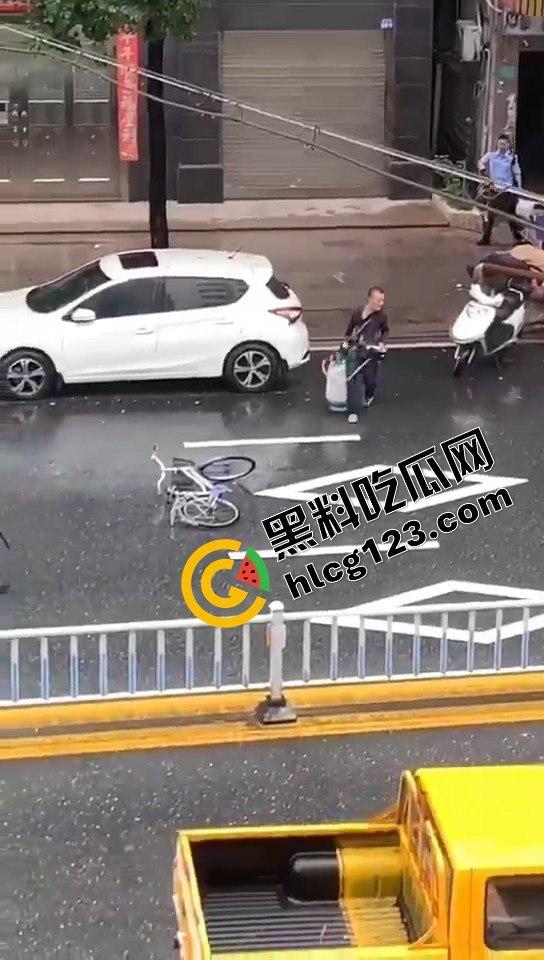 广东汕头男子拎着煤气罐 菜刀向警察行凶! 疑似精神不正常!-9