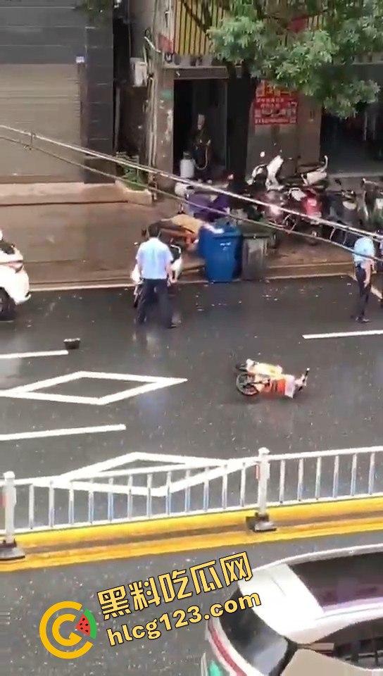 广东汕头男子拎着煤气罐 菜刀向警察行凶! 疑似精神不正常!-10