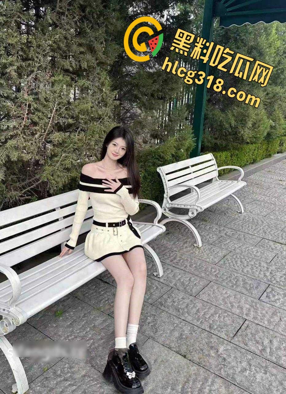 推特网红反差【清原】，稚嫩大学生酒店全裸，白虎嫩穴太紧，被露脸猛干逼肿潮喷 ！-2