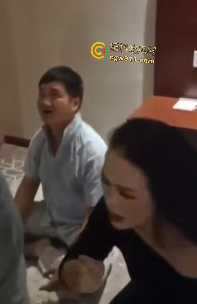 外卖小哥神助攻抓奸名场面！人妻偷情被老公突袭，嘴硬想跑被按住狂扇巴掌，小三被打到满地求饶！-7