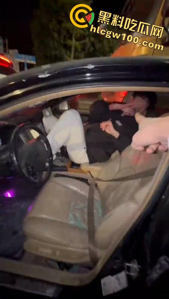 真人版罪恶都市！大马路沦为“死亡角斗场”，仇家飙车怒撞，一米多长“索命”刀狂舞-11