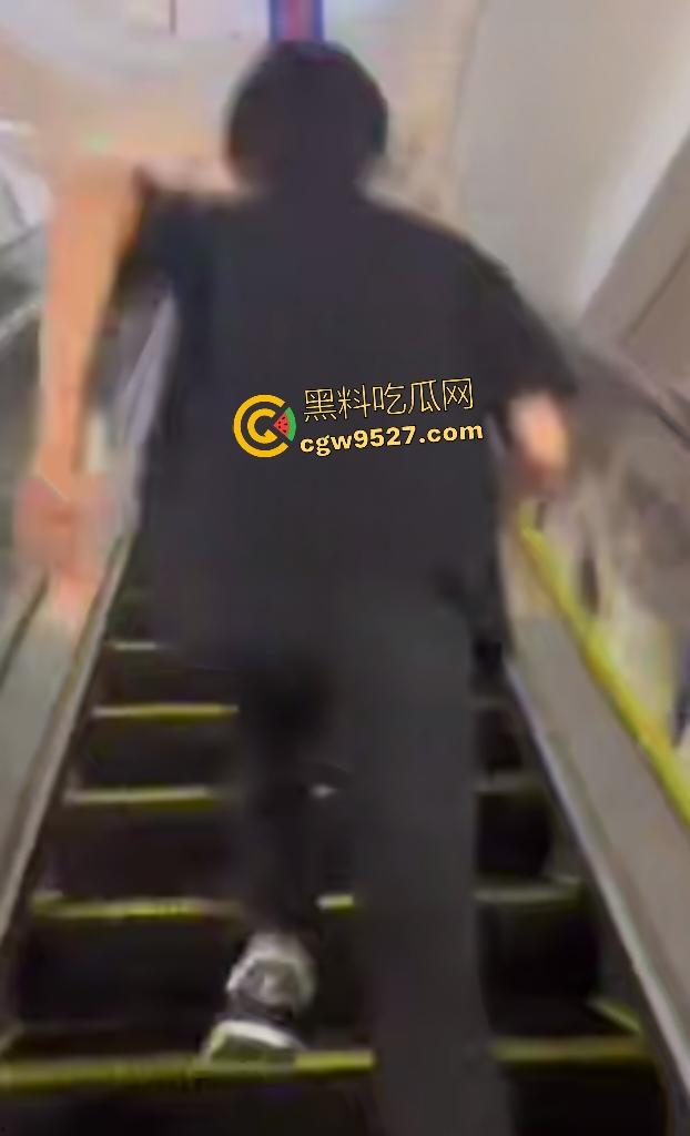 【锦一】网恋奔现见猪头?现场开骂这么肥还骗钱,说180斤都算保守了,立马打110来现场抓骗子!-1