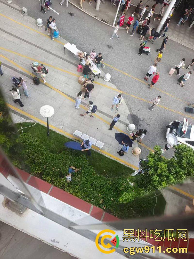 上海杉达学院女生跳楼事件，室友闺蜜出轨自己老爸，导致爸妈离婚家庭破裂，上个学家被偷了！-3