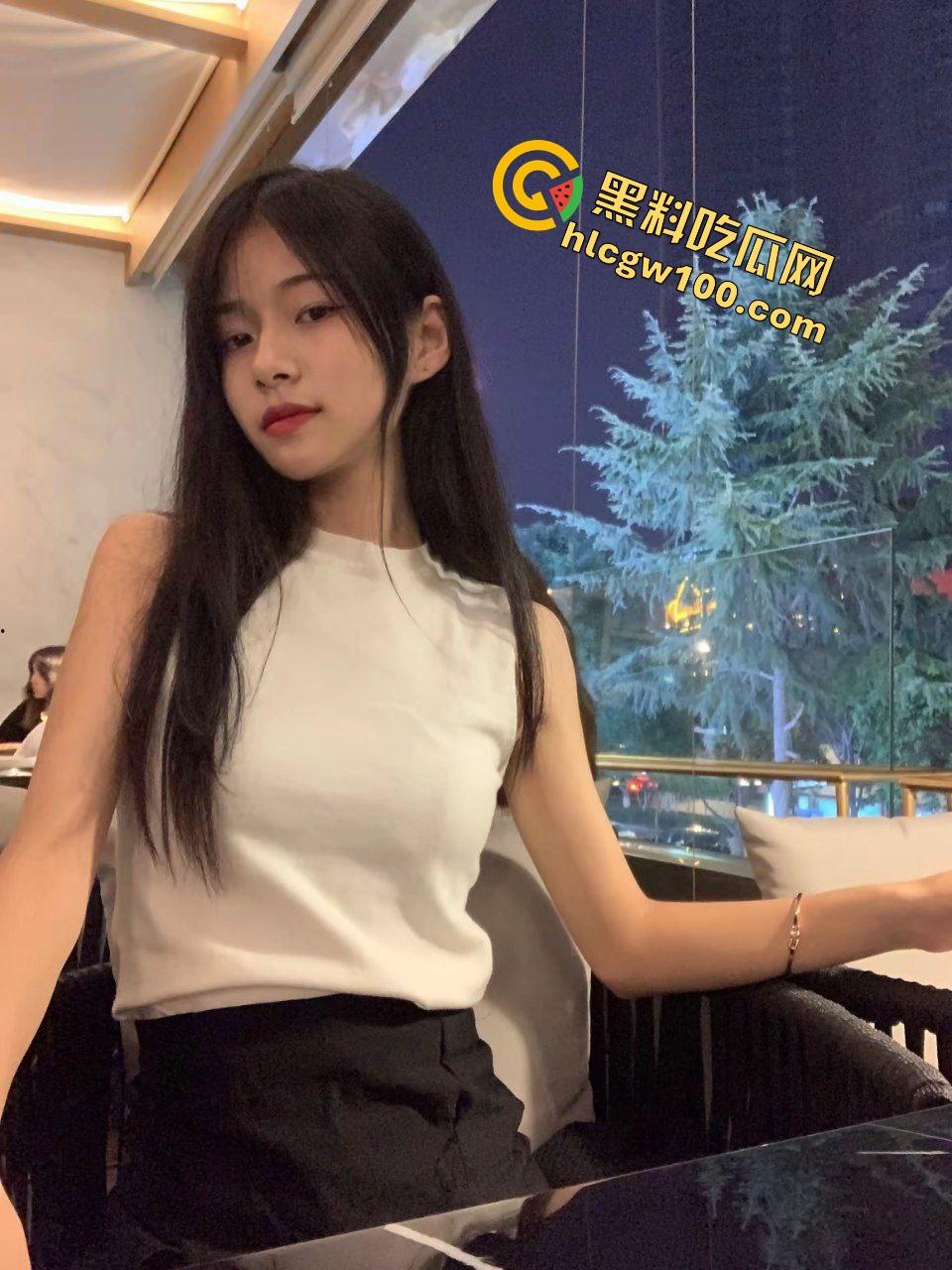 海南三亚社会骚鸡【任圈怡】特斯拉上露出诱惑内裤，勾引大哥酒店后入爆操无套内射！原创独家曝光流出！-7