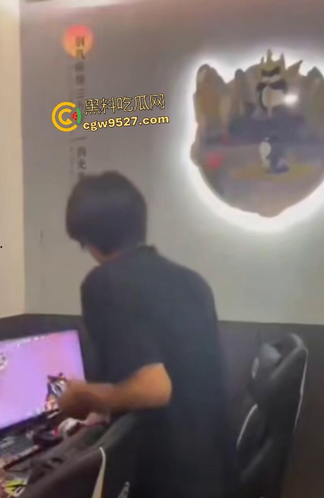 【锦一】网恋奔现见猪头?现场开骂这么肥还骗钱,说180斤都算保守了,立马打110来现场抓骗子!-4