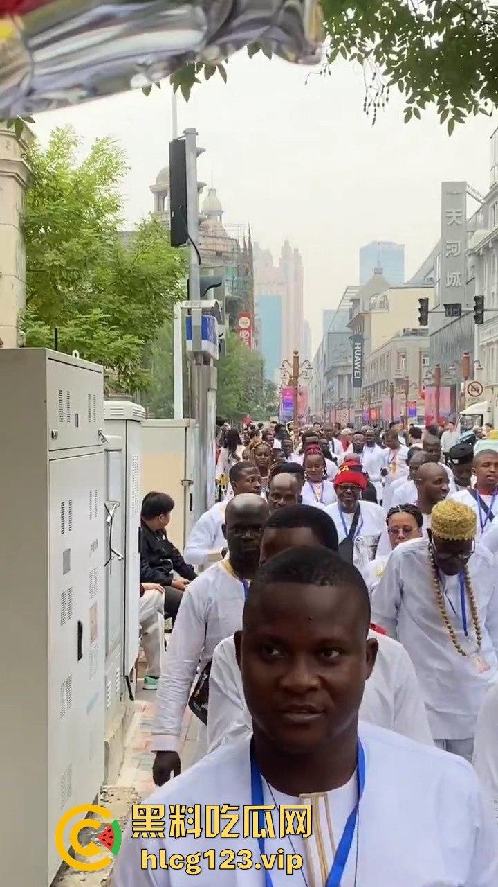 天津变黑人街？满大街全是黑哥们，非洲旅游团来考察，想当下一个广州？-9