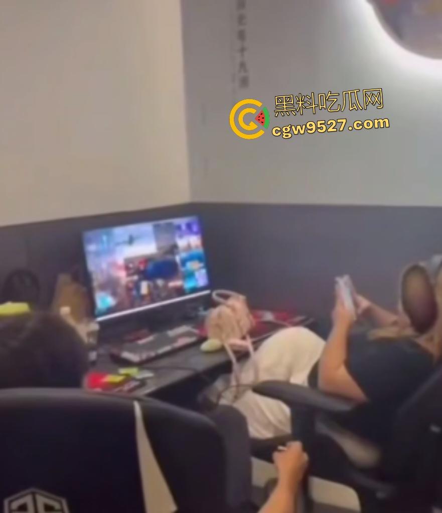 【锦一】网恋奔现见猪头?现场开骂这么肥还骗钱,说180斤都算保守了,立马打110来现场抓骗子!-8