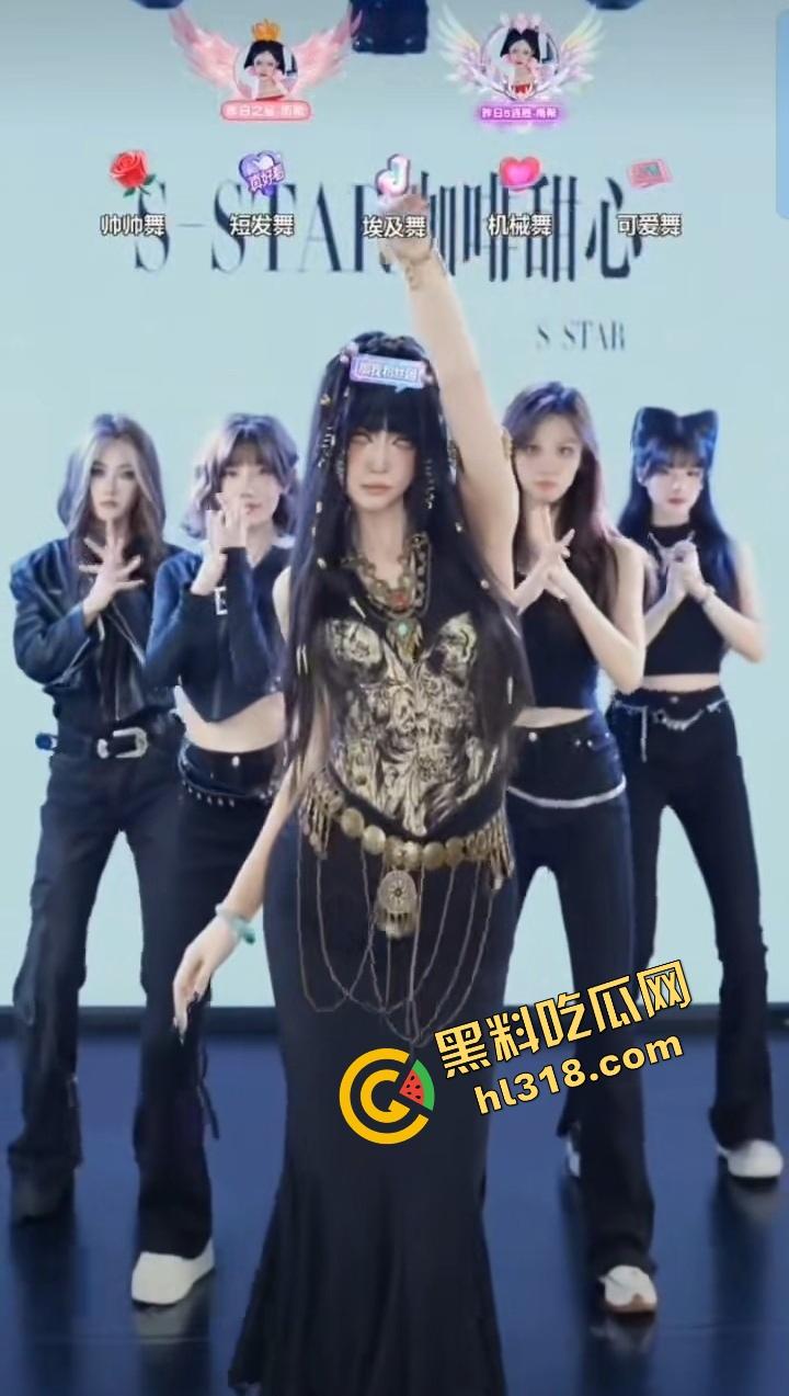 抖音团播跳舞激情过头,女主播衣服掉了俩奶子全露,自己还跳得贼开心,直播间直接封号!-4