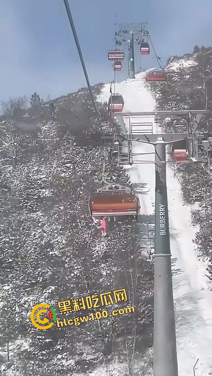 张家口云顶滑雪场坠落事件！游客小孩坐缆车不慎滑落坠地！及时救援至微伤！坠落现场直击！-5