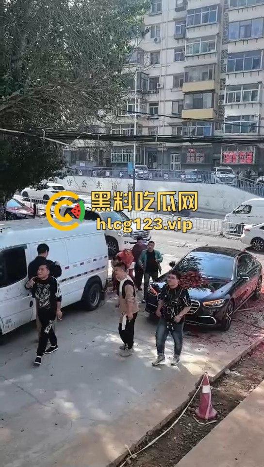 这婚礼花活儿真多!新娘被捆电线杆上,红丝全露出来了,谁教的捆绑束缚?-2