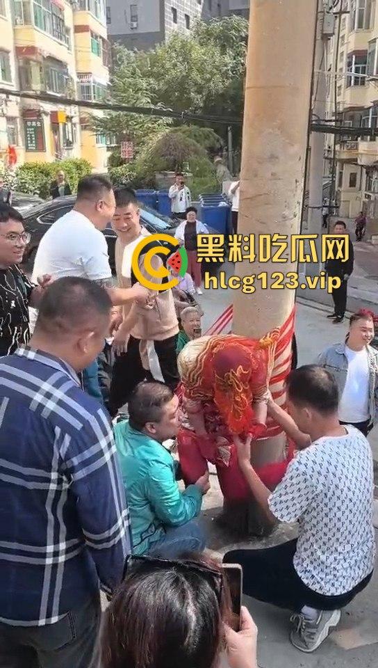 这婚礼花活儿真多!新娘被捆电线杆上,红丝全露出来了,谁教的捆绑束缚?-3