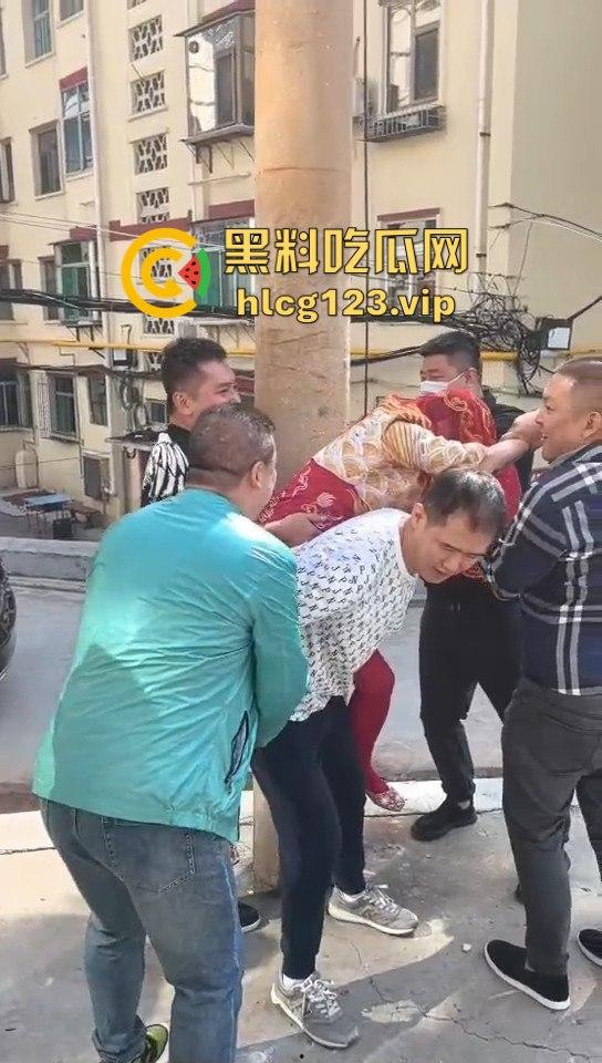 这婚礼花活儿真多!新娘被捆电线杆上,红丝全露出来了,谁教的捆绑束缚?-6