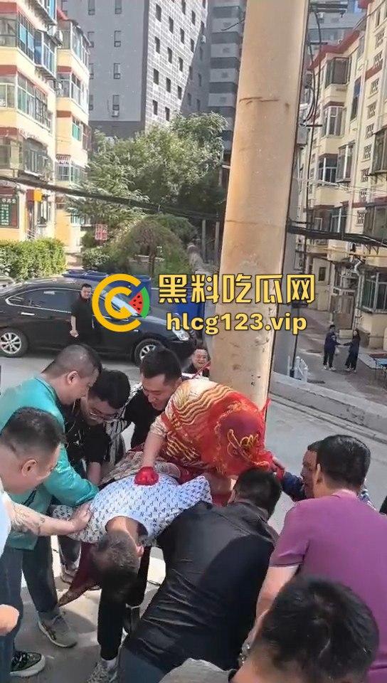 这婚礼花活儿真多!新娘被捆电线杆上,红丝全露出来了,谁教的捆绑束缚?-7