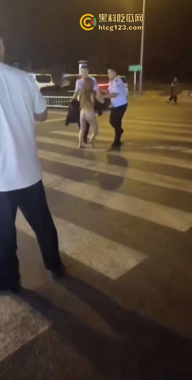 河北邢台 快手网红【吴媛媛】嗑药嗑嗨全裸大街爬行 裸奔求操视频疯传全网-6