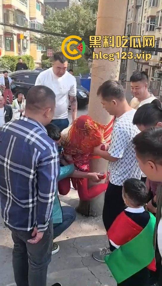 这婚礼花活儿真多!新娘被捆电线杆上,红丝全露出来了,谁教的捆绑束缚?-9