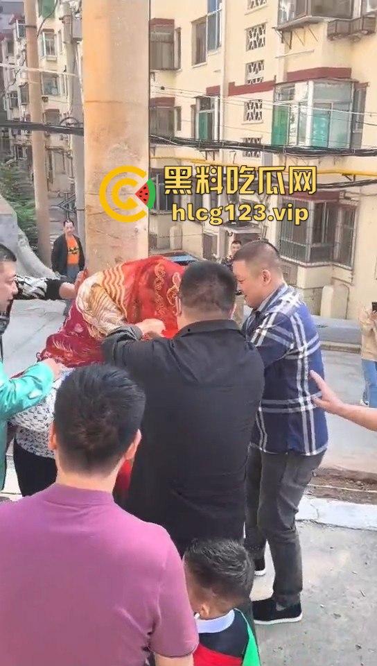 这婚礼花活儿真多!新娘被捆电线杆上,红丝全露出来了,谁教的捆绑束缚?-10