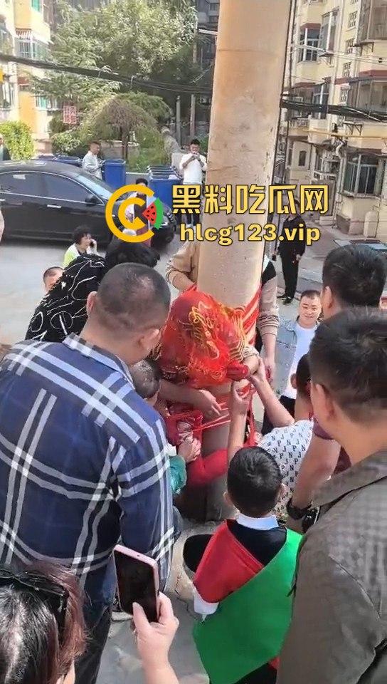 这婚礼花活儿真多!新娘被捆电线杆上,红丝全露出来了,谁教的捆绑束缚?-11