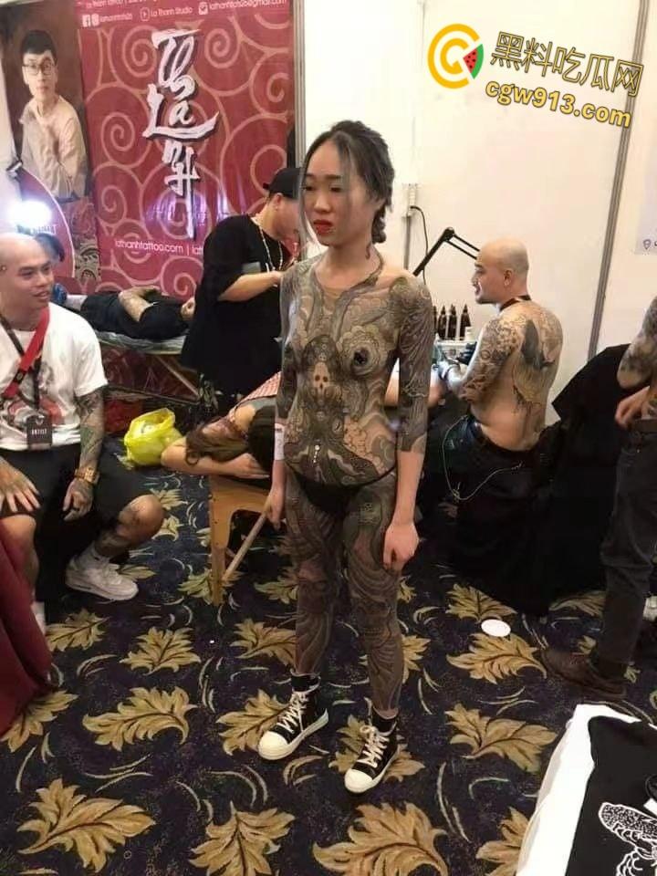 纹身展全裸欣赏纹身小妹，展现好女孩风采，创意胆大纹身设计，揭开艺术圈新星的独特魅力！-2