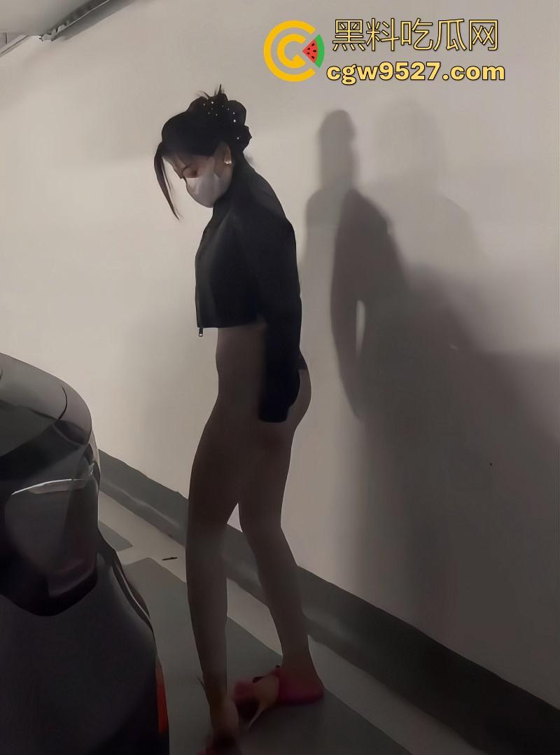 海角乱伦，骚母狗妈妈淫态撩人 浪逼被狂操喷汁，淫水喷得满床都是，浪叫得嗓子都哑了！-2