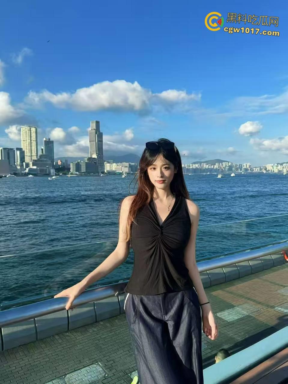 女儿穿着豹纹裙洗碗，被我撕开黑丝猛舔骚穴，超配合得跪地口交，穿着高跟鞋被我抬腿猛插，全射在女儿的黑丝上 ！-1