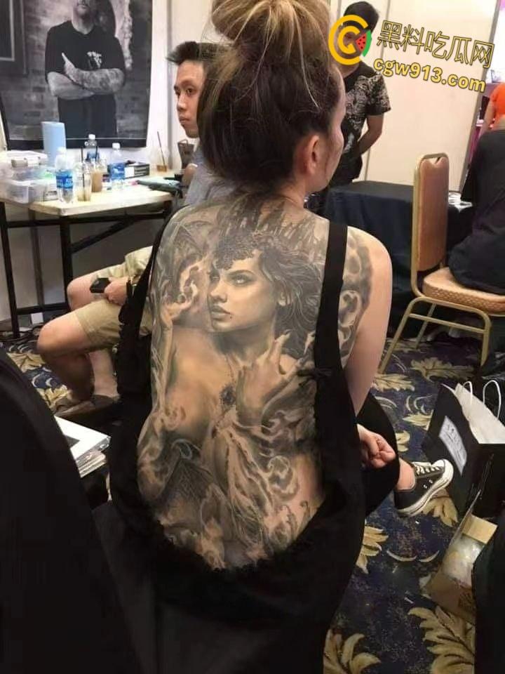 纹身展全裸欣赏纹身小妹，展现好女孩风采，创意胆大纹身设计，揭开艺术圈新星的独特魅力！-7