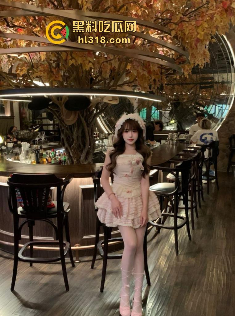 小情侣在公共卫生间内忘我缠绵，激起互舔，毫不知情头顶摄像头正在偷录，拍得比电影还清晰！-1