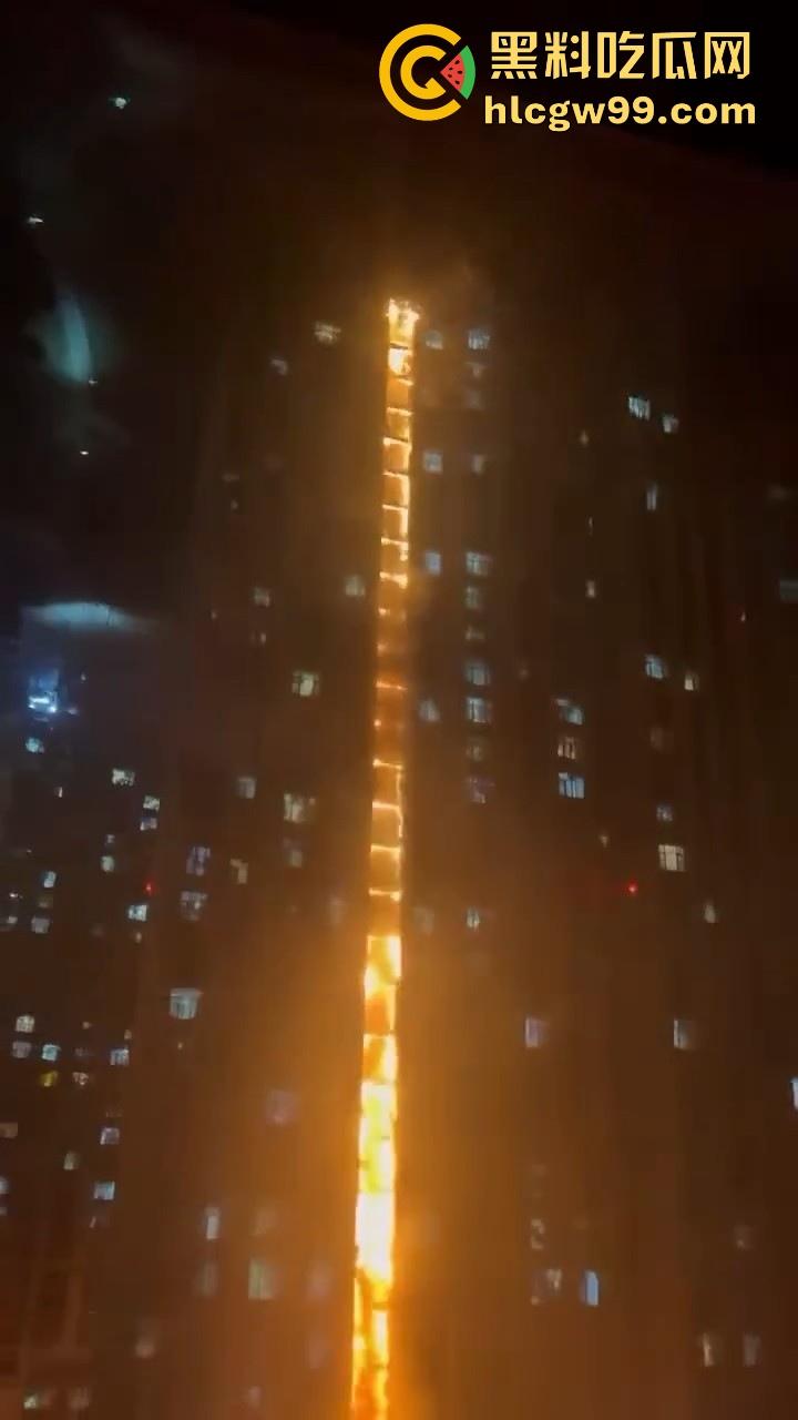 河北石家庄惊现火灾,据说是老头老奶积攒多年的纸箱着火的,现场火光冲天极其混乱!-7