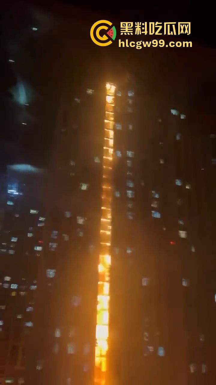 河北石家庄惊现火灾,据说是老头老奶积攒多年的纸箱着火的,现场火光冲天极其混乱!-10