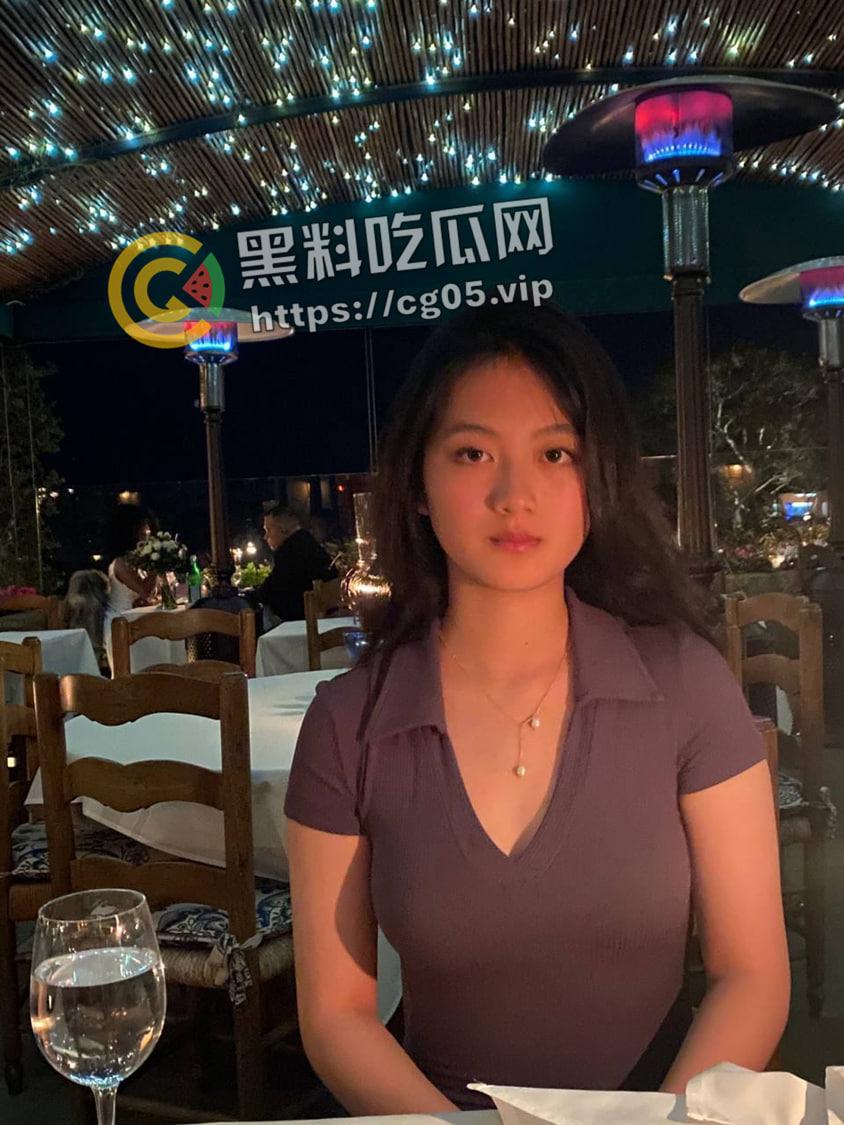 新加坡留学生 旧金山州立大学 【刘冰】被前男友实锤曝光多次约炮同校留学生【王子明】 带着眼睛这么闷骚 摘了竟然还挺清纯-4