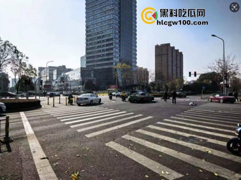 装逼撞死人!小米su7销售带客户试驾新车 红灯弹射起步 撞飞骑车路人 生死不明-10