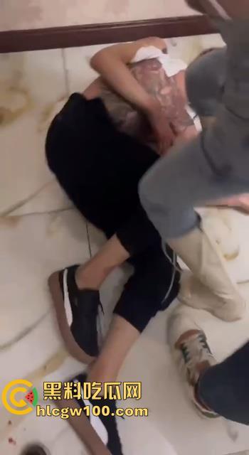 东北精神小伙背刺兄弟在宾馆被抓，朝头上圈踢猛踹，女友死死护住也被打的嘴巴流血-3