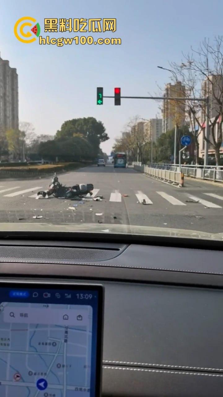 装逼撞死人!小米su7销售带客户试驾新车 红灯弹射起步 撞飞骑车路人 生死不明-12