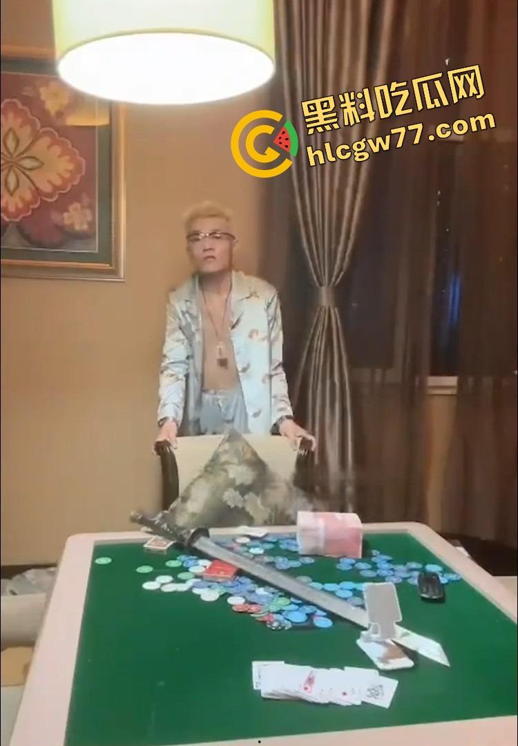 抖音精神小伙『周子磊』人设爆炸，舔粉网红转身自拍猛干6连发，评论区全是要资源的哥们！-8