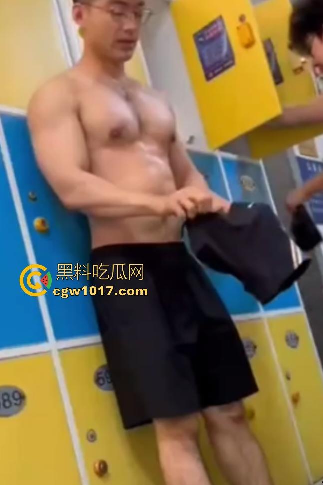 骚女们的福利来了！CBA猛男【林秉圣】更衣室全裸视频泄露！翘臀胸肌炸裂，鸡鸡小巧软绵绵，不妨碍女粉丝舔屏！-4
