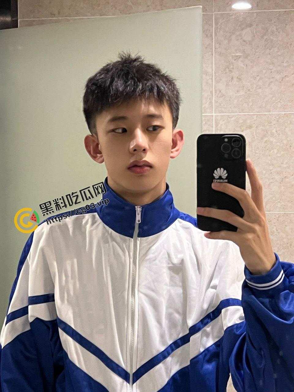 外国语学院肌肉男白袜帅气学长自慰打飞机 人帅屌大-1