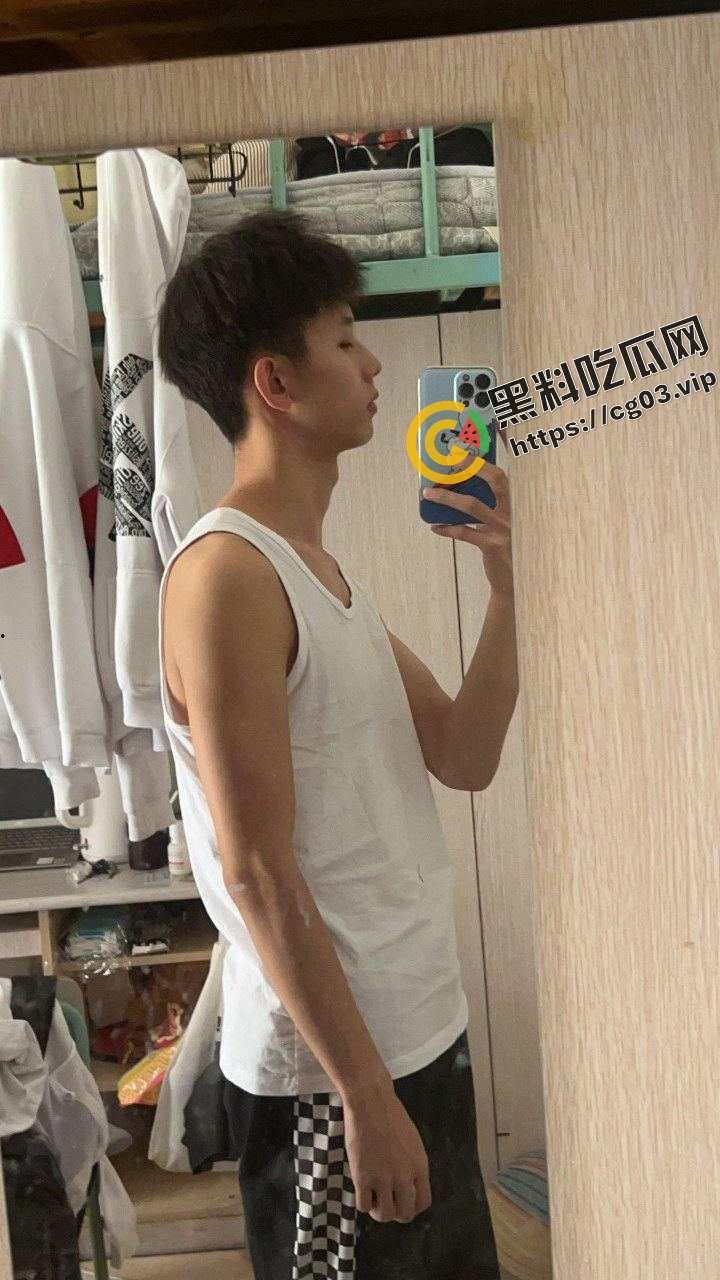 外国语学院肌肉男白袜帅气学长自慰打飞机 人帅屌大-2