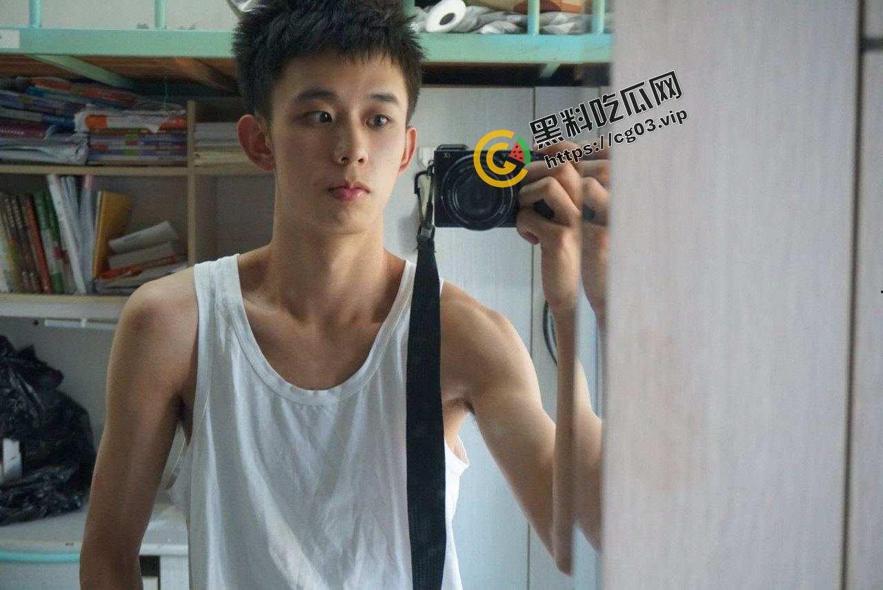 外国语学院肌肉男白袜帅气学长自慰打飞机 人帅屌大-3