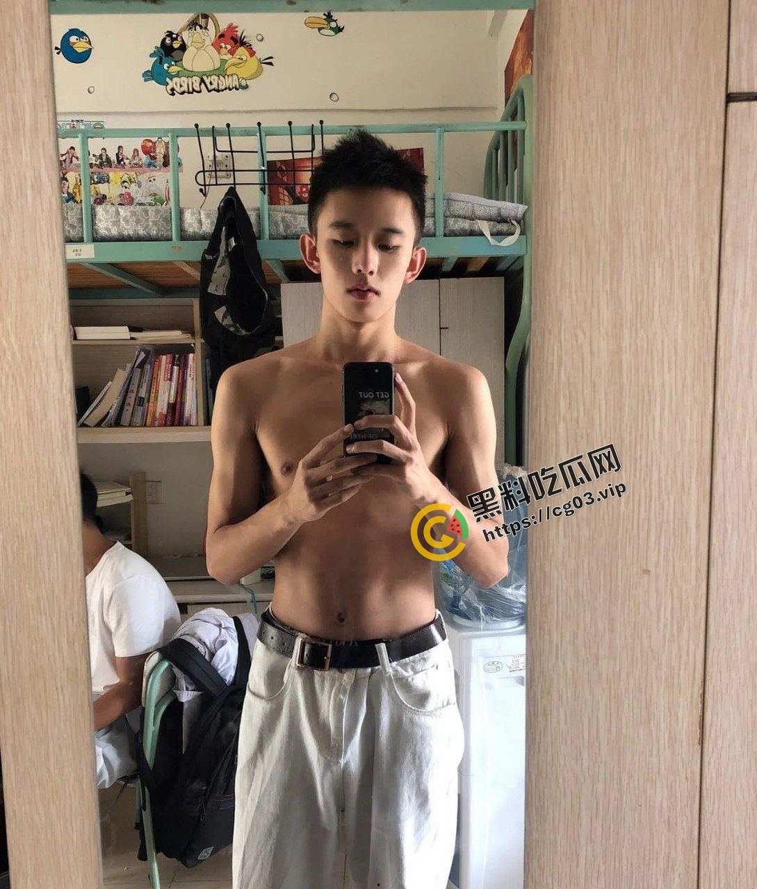 外国语学院肌肉男白袜帅气学长自慰打飞机 人帅屌大-4